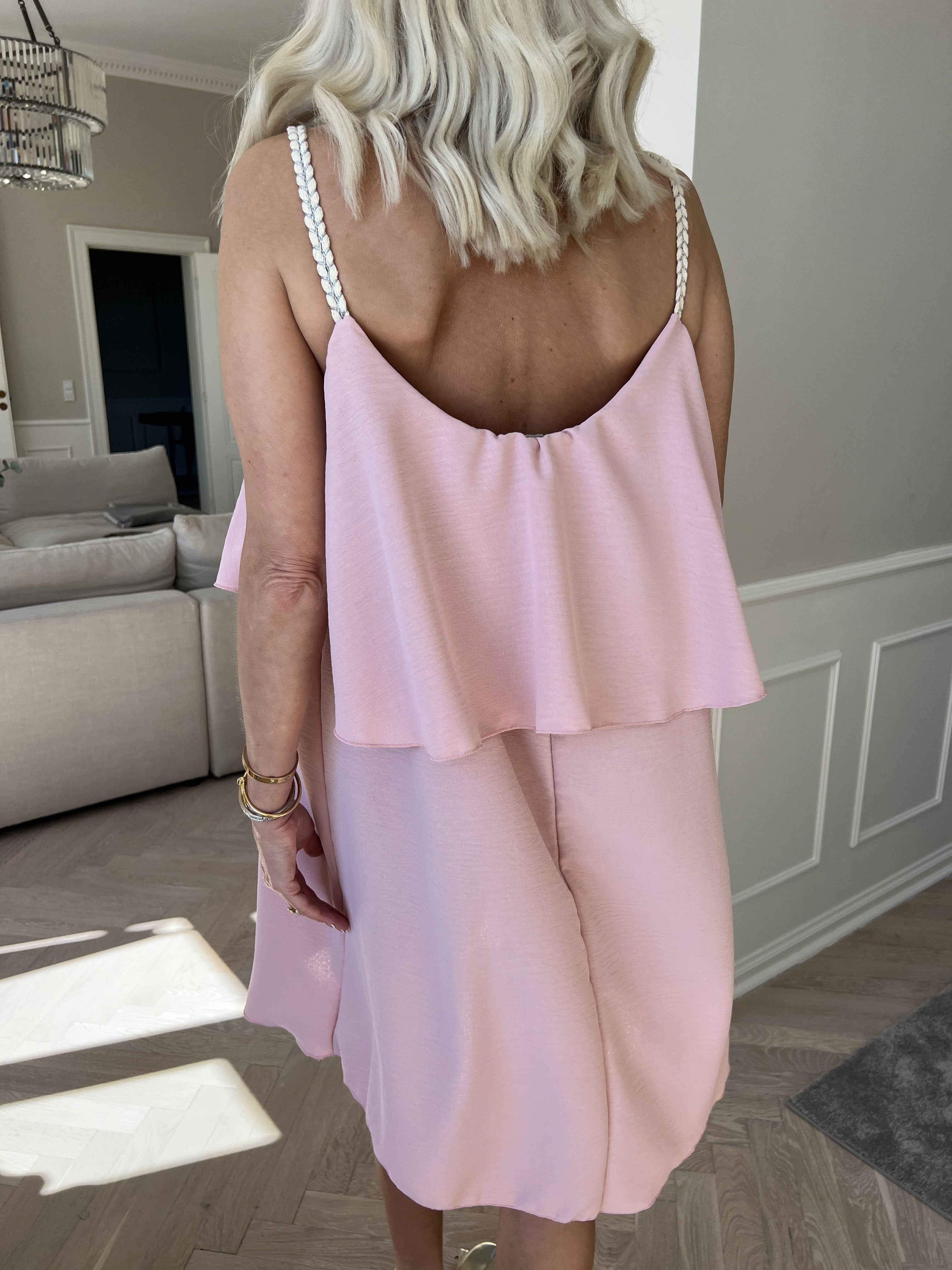 Blanca - Flæsekjole med flettede stropper